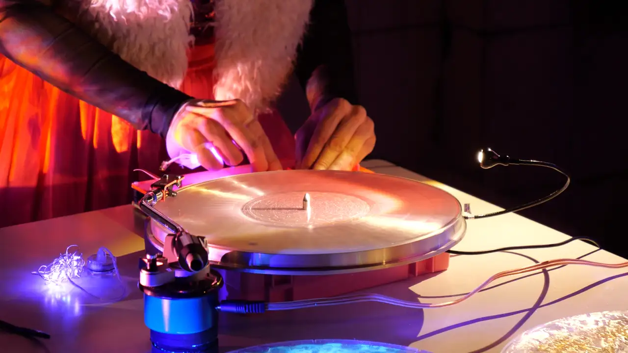 JD Zazie & Stephanie Castonguay - SOLOS / DUO _on turntables 15 2025_Numinous-Machines_Technologies-of-Consciousness_Fluctuating-Images_Berlin_credit-Johanna Elsen_59